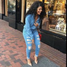 Nude heels with denim Denim Heels, Graduation Outfits, Moda Jeans, Denim On Denim, Tomboy Fashion, Nude Heels, Brown Skin, Denim Outfit, Fit Ideas