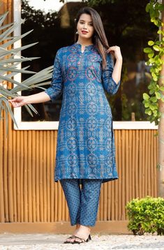 Kurtis Design, Long Blouse Designs, Stylish Kurtis, Suit Styles, Cotton Short Dresses, Kurta Design