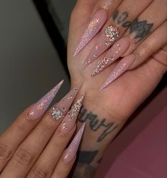 X Birthday Nails Coffin Pink, Pink And Gold Nails Coffin, Médium Nails, Pink Rhinestone Acrylic Nails, Pink Stilletos Nails, Long Rhinestone Nails, Stiletto Nails With Gems, Sparkly Stiletto Nails, Stiletto Pink Nails