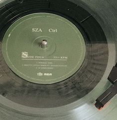 a record player's turntable sitting on top of a metal plate with the words siza curl printed on it