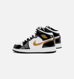 This iteration pays homage to the original 2003 design, boasting Black, Metallic Gold, and White tones. The shoe flaunts a White leather upper complemented by Black patent leather overlays. Notably, Gold accents grace the Swoosh logos, Wings, and tongues. A White midsole and Black rubber outsole round off the aesthetic. Tenis Nike Jordan, Best Shoes For Women, White And Gold Sneakers, Air Jordan 1 Retro Mid, Black And Gold Shoes, Jordan Gold, Nike Tenis, Jordan 1 Retro Mid, School Lifestyle