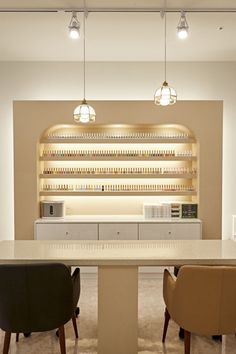 화이트&우드 네일샵 인테리어 Minimal Nail Salon, Nail Salon Exterior, Luxury Nail Salon Interior Design, Nail Shelf, Ideas Decoracion Salon, Luxury Nail Salon, Salon Interior Design Ideas