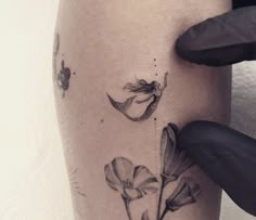 a woman's thigh with flowers on it