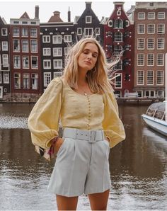 Amsterdam Fashion Summer, Amsterdam Outfit Ideas, Burgundy Cardigan Outfit, Women Interview Outfits, Amsterdam Fits, Bar Hopping Outfit, Summer In Amsterdam, Amsterdam Street Style, Trench Coat Outfit Spring