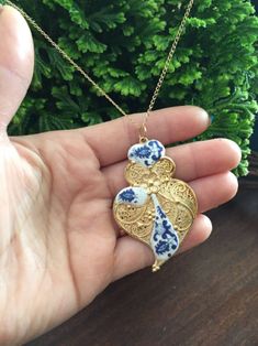 This is a Dainty Necklace with heart filigree. This piece is an authentic replica of the much appreciated Portuguese filigree. Made of very good quality metal, nickel free; with a gold or silver finish. PRODUCT VIDEO & # 8658; https://bit.ly/2CrMS3t On this metal base it has a small and elegant replica of Portuguese tile, in white and blue.  The size of the heart is about 5.5 / 6 cm.  The chain is fine, with a gold or silver finish; of approximately 30/35 cm. The original and highly valued Portuguese filigree are made of very fine gold. We at Luso Tailes Jewelry, offer beautiful REPLICAS, of excellent quality, but (they are not real gold). They also have a detail of Portuguese tiles. All this makes each necklace a unique piece. THE CARE OF HAVING: 1) Care must be taken not to expose perfum Gold Heart Pendant Jewelry With Filigree, Gold Filigree Jewelry With Heart Pendant, Blue Filigree Necklace For Gift, Portuguese Gold Jewelry, Portuguese Filigree Jewelry, Special Gifts For Mom, Necklace With Heart, Portuguese Tile, Filigree Heart