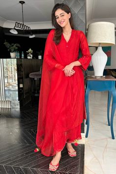 Indian Airport Outfit, Red Kurta For Women, Kurta And Plazo Design, Actress In Salwar Suit, Red Churidar Designs, Meera Rajput, Red Churidar, Suit Plazo, Red Kurti