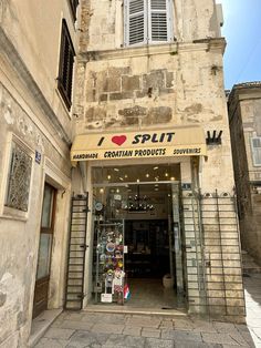 an old building with a sign that says i love split