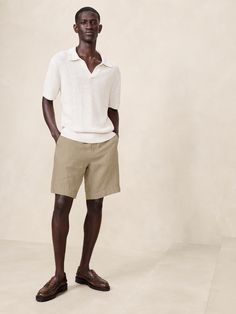 Cool and crisp even in the warmest weather, our signature linen shorts are crafted with 100% linen, a fabric we love for its ability to stay breathable and soft even in heat and humidity.  Mid-rise, slim leg.  Zip fly with button closure.  Front and back pockets.  Unlined.  Mid-rise, slim leg.  Inseam: Regular 9" Model: Size 32, 6'2" (188cm). Men’s Dress Shorts Outfit, Men’s Business Casual Shorts, Old Money Outfits Men Summer Linen, Men’s White Shorts Outfit, Men’s Linen Shorts Outfit, Khaki Shorts Outfit, Mens Banana Republic, Men’s Linen Shorts, Braces Girls