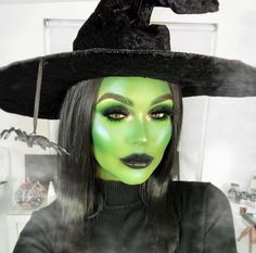 Adult Last Minute Halloween Costumes, Green Witch Makeup Halloween Pretty, Green Witch Costume For Women, Green Witch Halloween Costume, Green Witch Face Paint, Green Witch Cosplay, Witch Face Paint Women, Wicked Witch Of The West Costume Makeup, Wicked Witch Of The West Make Up