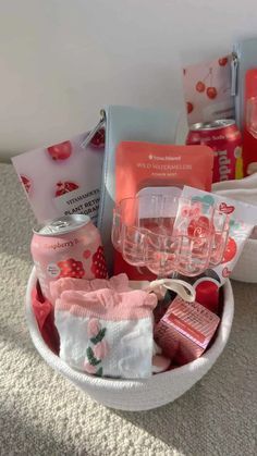 Creative Amazon Gift Basket Ideas - Maxie Elise Pink Gift Basket, Girly Christmas Gifts, Custom Gift Ideas, Birthday Presents For Friends, Birthday Basket, Cute Birthday Ideas, Cute Gifts For Friends, Diy Birthday Gifts For Friends, To My Friends