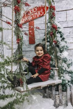 Christmas 2023 Photoshoot, Christmas Photo Studio Ideas, Christmas Session Photography Studio, Christmas Festival Ideas, Photoshoot For Christmas, Christmas Decor Photography, Photo Zone Ideas, Studio Christmas Photos, Christmas Photography Ideas