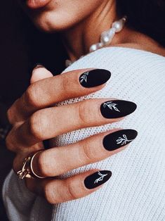 Light Black Nails, Black Nails With Art, Black Nails White Design, Nails 2023 Trends Black, All Black Nail Designs, Black Art Nails, Black Nails With Design Ideas, Summer Black Nails, Nails With Black Dress