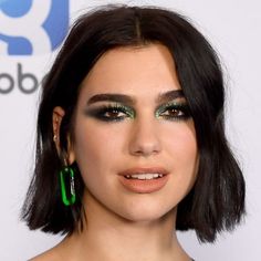 Dua Lipa Makeup, Dua Lipa Eyeshadow, Dua Lipa Eyeliner, Dua Lipa Pink Makeup, Dua Lipa Blue Makeup, Dua Lipa Grammys 2021 Makeup, Foundation Swatches, Fashion 70s, Green Makeup