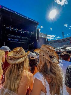 Stagecoach Picture Ideas, Country Music Festival Aesthetic, Zach Bryan Concert Outfits Women, Country Concert Photos, Stagecoach Aesthetic, Country Concert Instagram Pictures, Concert Inspo Pics, Country Concert Photo Ideas, Country Concert Pics