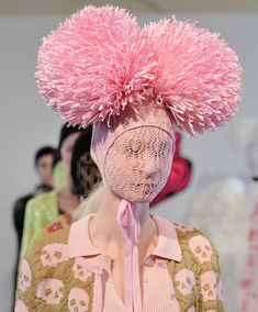 Fairy Queen, Weird Fashion, Club Kids, 귀여운 동물, Showcase Design, Powdered Sugar, Fashion Week Spring, London Fashion Week, Headdress