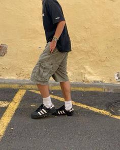 Styling Black Sambas, Adidas Black Superstar Outfit, Superstar Outfit Men, Camo Shorts Men Outfit, Adidas Superstar Outfit Men, Shorts Outfits Men Streetwear, Black Adidas Outfit, Black Sambas, Adidas Outfit Men