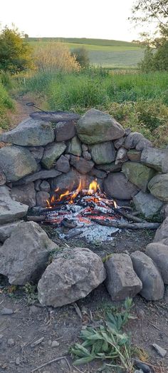 Diy Stone Fire Pit Ideas, Field Stone Fire Pit, Boulder Fire Pit Ideas, Half Moon Fire Pit Area, Half Circle Fire Pit Area, River Rock Fire Pit, Stone Fire Pit Area, Unique Fire Pit Ideas, Outdoor Fire Pit Diy