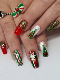 Themed Nails, Manicure Diy, Snowflake Design, Stick On Nails, Christmas Nail Designs, Nailed It, Christmas Nail, Christmas Nail Art