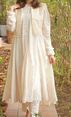 Everyday Fits, Pakistani Suit, Anarkali Dress Pattern, White Suit, Bridal Dress Fashion, Muslim Fashion Outfits, Embroidery Blouse Designs, Pakistani Suits, Anarkali Dress