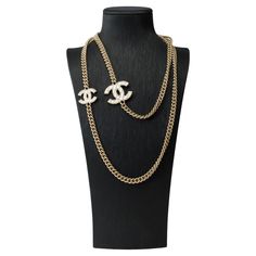 Type​ ​of​ ​jewelry:​ ​Long​ ​necklace Brand:​ ​Chanel Model:​ ​CC Material:​​​​ ​​Metal​ ​ Color:​ ​Brass​ ​gold Dimensions:​ ​55-64​ ​​​cm Weight:​ ​135​ ​g Condition:​​​​ ​Never​ ​worn​​​​​​​ ​​​​​​​​​ ​​​​​​​​​​​​​​​​​​​​​​​​​​​​​​​​​​​​​​​​​​​​​​​​​​​​​​​​​​​​​​​​​​​​​​​​​​​​​​​​​​​​​​​​​​​​​​​​​​​​​​​​​​​​​​​​​​​​​​​​​ Reference:​​​​ ​​​​101605 Sold​ ​Without​ ​original​ ​packaging Luxury Vintage Metal Chain Necklace, Chanel Gold Necklace, Chanel Lock Necklace, Black Chanel Necklace, Vintage Chanel Pearl Necklace, Chanel Necklace, Necklace Brands, Chanel Model, Casual Chic Outfit