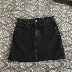 Size 6 Topshop Black Denim Skirt. New Without Tags Black Mid-rise Cotton Denim Skirt, Mid-rise Black Cotton Denim Skirt, High Rise Black Denim Mini Skirt, Black Mid-rise Cotton Skirt, Trendy Black Mid-rise Denim Skirt, Trendy Mid-rise Black Denim Skirt, Casual Black Denim Mini Skirt, Black Cotton Mid-rise Skirt, Black Mid-rise Denim Skirt With Pockets