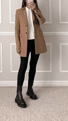 Cozy Winter Fashion, Chic Coat, Cozy Winter Outfits, Stylish Coat, Cold Weather Fashion, Looks Street Style, Cute Winter Outfits