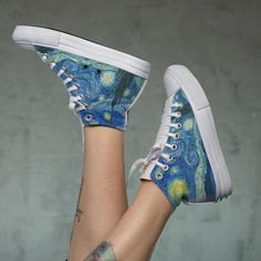 Tênis Van Goh Noite Estrelada Não tenho certeza de nada, mas a visão das estrelas me faz sonhar! Van gogh adorou amarelo, pq não chegou a ver o azul desse tênis personalizado and super estiloso. Tenis Personalizado Cano Alto com Sola de Borracha Personalizado com as séries, filmes, desenhos e tudo que você ama Assim como todos os produtos da Cápsula, seu Tenis Personalizado será produzido especialmente para você. Todo produto Cápsula é feito no Brasil, livre de qualquer material de origem animal Custom Shoes Diy, Diy Shoes, Painted Shoes, Sneaker Heels, Colourful Outfits, Converse All Star, Chuck Taylor Sneakers, Custom Shoes, Outfits Casuales