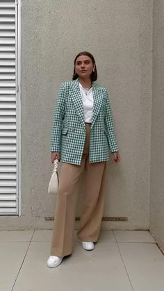 Green Tweed Jacket Outfit, Houndstooth Outfit, Green Blazer Outfit, Spring Office Outfits, Tweed Jacket Outfit, Puffer Jacket Outfit, Classy Wear