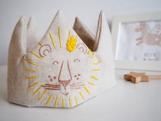 CROWN for BIRTHDAY. Celebrate a kids birthday  with our linen fabric crown. Add a little bit magic to that special day!  All our crowns can be worn both ways. There are no visible stitches. Each crown has a ribbon tie fastening which make it adjustable for all ages! MEASURMENTS: ⋒ Width (excluding ribbon) : approximately 43.5cm / 17.1'' ⋒ Height: 12cm / 4.7'' MATERIALS: ⋒ Linen  ⋒ Polyester filling inside CARE INSTRUCTIONS:  ⋒ Gently handwash with lukewarm water. Iron on medium heat. COLOUR (IN Safari Birthday Decorations, Waldorf Crown, Lion Crown, Lion Birthday, Fabric Crown, Crown For Kids, Safari Birthday, Costume Hats, Childrens Party