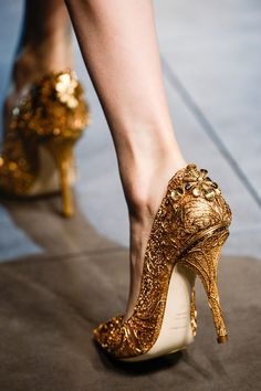 Hak Tinggi, Versace Gold, Gold Shoes, Gold Heels, Crazy Shoes, Shoe Obsession, Intricate Design, Vintage Tea, Beautiful Shoes