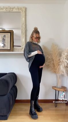 Doc Martens Maternity Outfit, Pregnant Edgy Outfits, Edgy Pregnant Outfits, Maternity Rock Concert Outfit, Cool Mom Maternity Style, Birth Hospital Outfit, Maternity Outfits Street Styles, Pregnant Grunge Outfits, Maternity Outfits Edgy