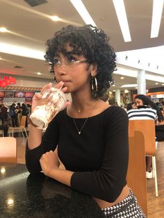 Posing For Short Women, Curly Afro Bangs, Star Girl Hairstyle, 3c Pixie Cut, Curly Hair Cuts 3c, Curly Haircut Short, Curly Hair Photoshoot, Curly Hair Pixie, Curly Hairstyles With Bangs