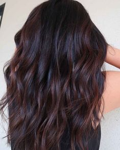 Blonding Specialist, Hair Color Ideas For Winter, Dark Chocolate Hair, Winter Hair Color Ideas, Fall Winter Hair Color, 50 Hair, Chocolate Hair, Brown Hair Balayage, Winter Hair Color