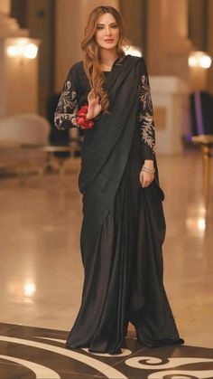 Saree Designing Ideas, Black Saree Designs, Modern Sarees, Wedding Dress Pakistani, Cotton Suit Designs, Bridal Mehndi Dresses, Shoes Guide, Eastern Dresses, Sarees For Girls