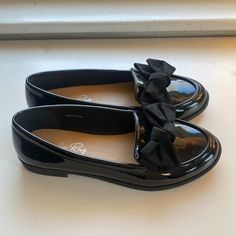 Pristine Black Patent Leather Loafers With Bow. Never Worn. School Shoes Loafers, Loafers For School, Pretty Loafers, Corporate Shoes, Law Outfits, Corporate Fits, Female Loafers, Loafers With Bow, Cute Loafers