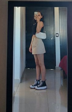 Beige skirt/ mini skirt / black & beige outfit/ corverse/ casuals/ shoulde bag/ fashion inspo/ Black Beige Outfit, Khaki Skirt Outfit, Khaki Skirt Outfits, Summer Denim Outfits, Skirt Shorts Outfit, Denim Skirt Outfits, Beige Skirt