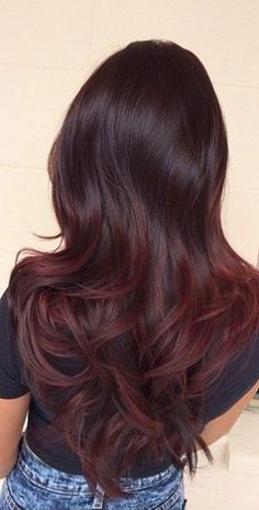 Another example of a subtle brown and red ombre! Pelo Color Vino, Hair Color Mahogany, Mahogany Hair, Hair Color Pictures, Greasy Hair, Brunette Balayage, Hair Color Burgundy, Dark Red Hair