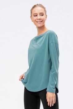 Det er lett, mykt og behagelig stoff, behagelig å ha på seg, når været er kjølig, overskyet og regnfullt, dette kan du ikke gå glipp av i garderoben din.

Sexy off-the shoulder-design, uformelle t-skjorter med lange ermer med båndkant nederst, og halsen er elastisk, du kan bruke den sentrert eller velge hvilken skulder du vil la den henge av, for eksempel en skulder, off shoulder, båthalsstil osv. , kan du lage ulike typer av denne skjønnhetsskjorten hva du vil. Denne baggy casual looken, flott Yoga Tee Shirt, Boat Neck Long Sleeve, Neck Yoga, Yoga Tees, Bodysuit Dress, Neck Stretches, Sleeves Clothing, Plus Size Summer, Tees For Women