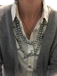 My Fashion Week, Layered Pearls, Pearls Outfit, Outfits With Pearl Necklace Casual, How To Wear A Pearl Necklace, Pearl Outfit, How To Wear Pearls