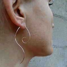 Gold Spiral Earrings, Gold Threader Earrings, Minimalist Earrings, Simple Earrings, Elegant Earrings Gold Threader Earrings, Threader Earrings Gold, Bijoux Fil Aluminium, Diy Wire Jewelry, Spiral Earrings, Wire Work Jewelry, Gauged Earrings, Earrings Elegant, Earrings Simple