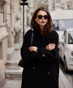 Walking Down The Street, Woman In Black, Stil Elegant, Mode Inspo, Looks Style, Mode Inspiration, Elegant Outfit, Outfits Casuales