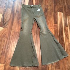 Free People Army Green Bell Bottoms. Nwt Size 28 Jeans Free People, Juicy Couture Charms, Denim Pants Women, Free People Jeans, Striped Jeans, People Shopping, Distressed Black Jeans, Zara Dresses, High Jeans