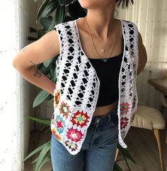 Fitted Crochet Cotton Vest, White Handmade Sleeveless Crochet Top, Handmade White Sleeveless Crochet Top, White Fitted Bohemian Vest, Fitted Cotton Vest With Crochet Details, White Crochet Vest For Spring, Handmade Casual Vest, Casual White Festival Vest, Casual White Vest For Festivals