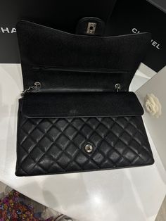 L’intemporel et très convoité sac classique maxi jumbo en cuir caviar noir accastillage argenté. Signe de raffinement et de luxe extrême, ce sac est bien plus qu’un sac, il est un investissement certain. •État: B - Très Bon état •Taille : 33 x 23 x 10cm •Couleur : noir •Vendu avec : hologramme et carte Luxury Caviar Leather Evening Bag, Luxury Caviar Leather Bag For Everyday, Everyday Luxury Caviar Leather Bag, Black Caviar Leather Evening Bag, Designer Caviar Leather Bags For Formal Occasions, Elegant Bag In Textured Caviar Leather, Elegant Bags In Textured Caviar Leather, Elegant Textured Caviar Leather Bag, Designer Caviar Leather Bag With Textured Finish