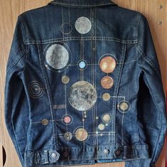 Jeans Jacket Pattern, Jeans Jacket Diy Ideas, Denim Jacket Painting Ideas Aesthetic, Diy Jacket Paint, Space Aesthetic Clothes, Denim Jacket Diy Upcycling, Denim Jacket Design Ideas, Jacket Painting Ideas, Painted Jacket Ideas