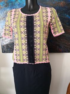 Vintage 90s Bazar de CHRISTIAN LACROIX pink and green short sleeve sweater Size M In good condition Composition : polyacrylic 55%, viscose 40%, polyamide 5% No label. Fits like a M (see the following measurements). Measurements: Length: 52 cm Armpit to armpit: 45 cm Shoulder: 40 cm As there is no label, here are the black store mannequin measurements: Bust: 88 cm Waist: 62 cm Hips: 84 cm Retro Stretch Pink Top, Pink Retro Stretch Top, Pink Stretch Retro Top, Retro Pink Short Sleeve Top, Store Mannequins, Black Store, Pull Vintage, Short Sleeve Sweater, Embroidered Shorts