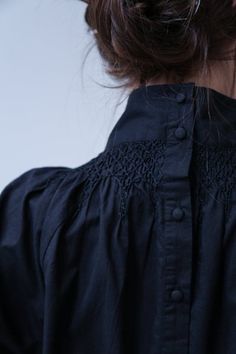 Detail Couture, Smock Blouse, Neue Outfits, Look Plus, Fashion Details, Black Blouse, A Black, Her Hair, Shirt Design