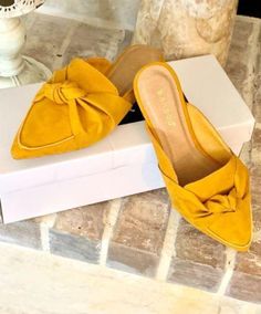 Casual Yellow Flats For Fall, Trendy Pointed Toe Flats For Work And Fall, Trendy Pointed Toe Flats For Workwear In Fall, Yellow Flats For Fall, Fall Yellow Flats, Yellow Flats With Flat Heel For Fall, Casual Pointed Toe Flats With Low Heel For Work, Chic Yellow Flats For Spring, Casual Pointed Toe Flats For Office In Fall