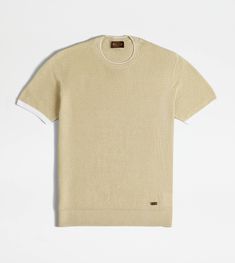 Round-neck T-shirt in linen knit with ribbed hems. A refined summer wardrobe evergreen, enriched by the leather tag on the bottom with stamped Tod's logo. Leather Tag, Gift Boutique, White Beige, Trainers Women, Summer Wardrobe, Neck T Shirt, Ready To Wear, Knitwear, Logo Design