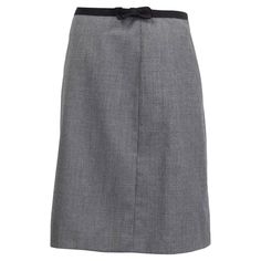 100% authentic Prada houndstooth plaid knee-length skirt in gray and black wool (100%). Embellished with a black bow on the front side. Opens with a concealed zipper and a hook on the side. Lined in black viscose (67%) and silk (33%). Has been worn and is in excellent condition. Measurements Tag Size 40 Size S Waist 72cm (28.1in) to 74cm (28.9in) Hips 90cm (35.1in) to 96cm (37.4in) Length 60cm (23.4in) All our listings include only the listed item unless otherwise specified in the description ab Wool Knee-length Workwear Skirt, Wool Knee-length Skirt For Work, Knee-length Wool Skirt For Work, Elegant Black Skirt With Houndstooth Pattern, Elegant Black Houndstooth Pattern Skirt, Elegant Black Houndstooth Skirt, Houndstooth Pencil Skirt For Work, Houndstooth Skirt For Work, Chic Houndstooth Skirt For Work